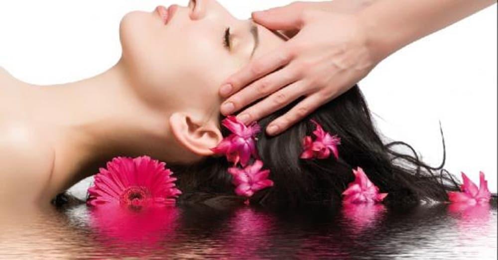 Hotel Farah Casablanca Exterior foto A woman receiving a head massage