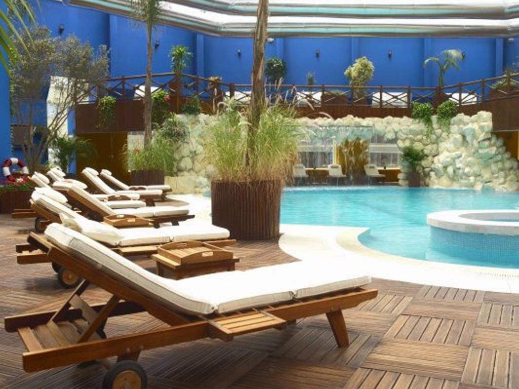 Hotel Farah Casablanca Exterior foto The pool at the hotel