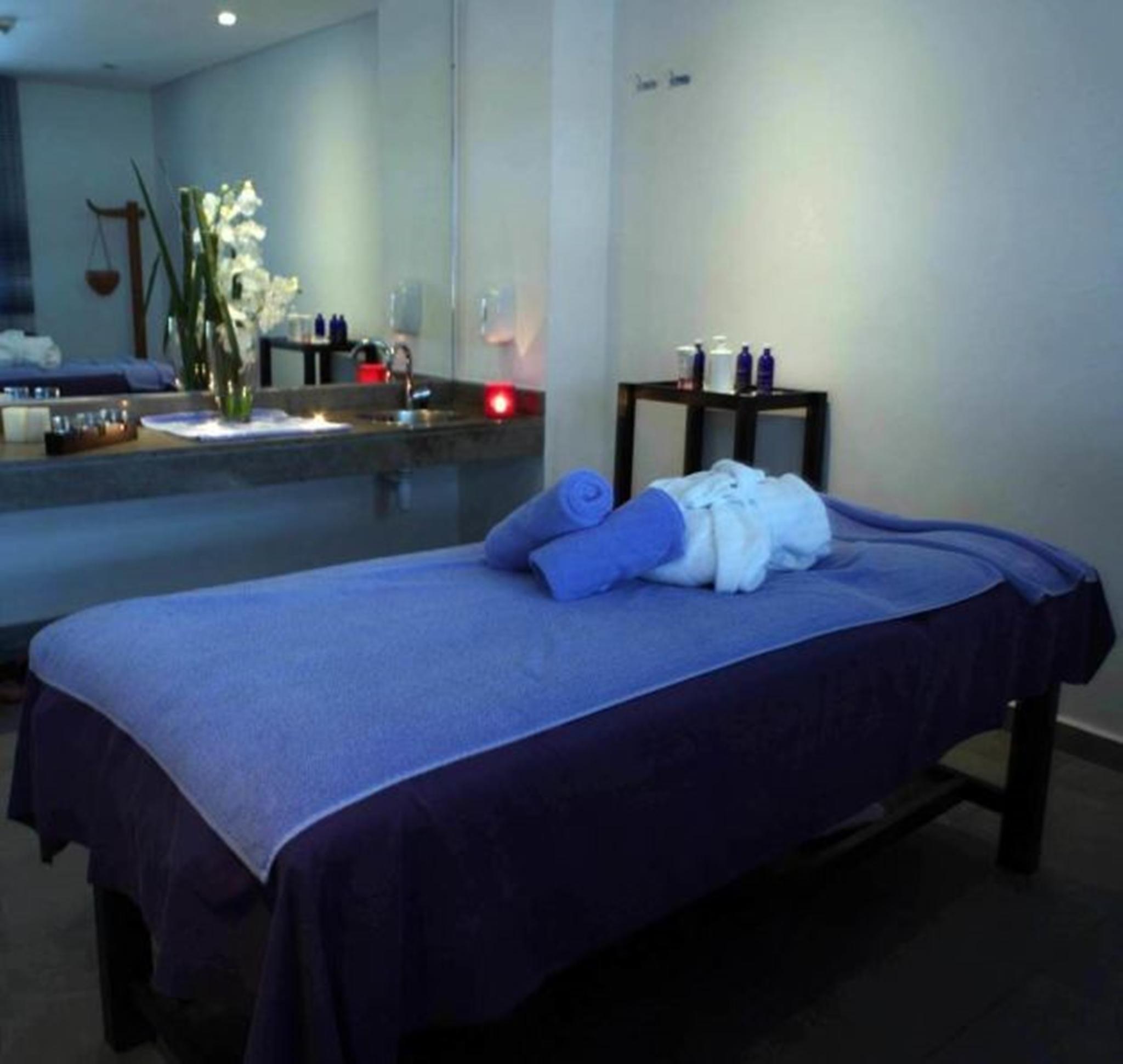 Hotel Farah Casablanca Exterior foto Massage table