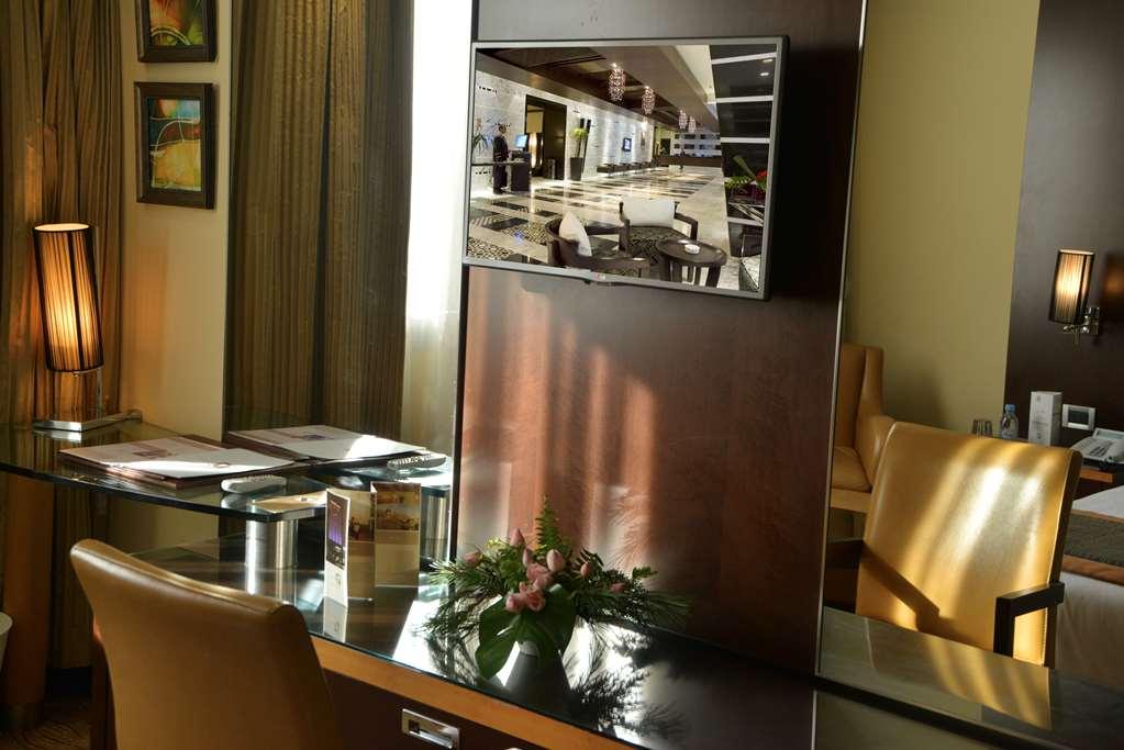 Hotel Farah Casablanca Zimmer foto A view of the kitchen from the dining room