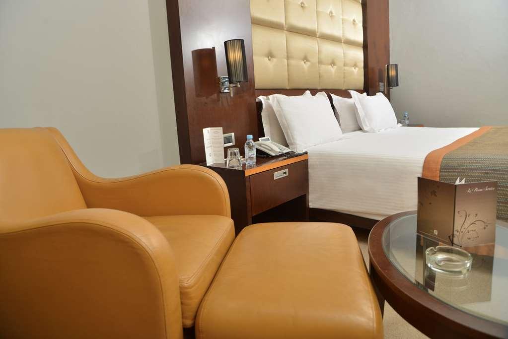 Hotel Farah Casablanca Zimmer foto A room at the hotel