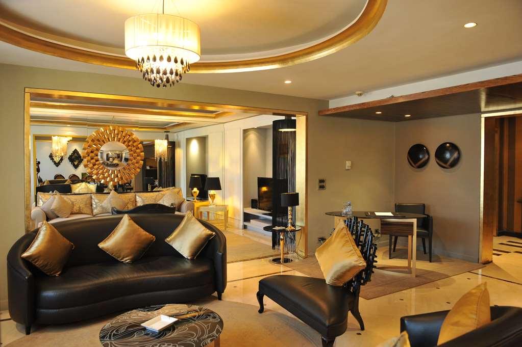 Hotel Farah Casablanca Zimmer foto A suite at the hotel