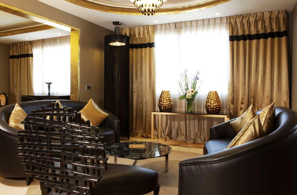 Hotel Farah Casablanca Zimmer foto A suite at the hotel