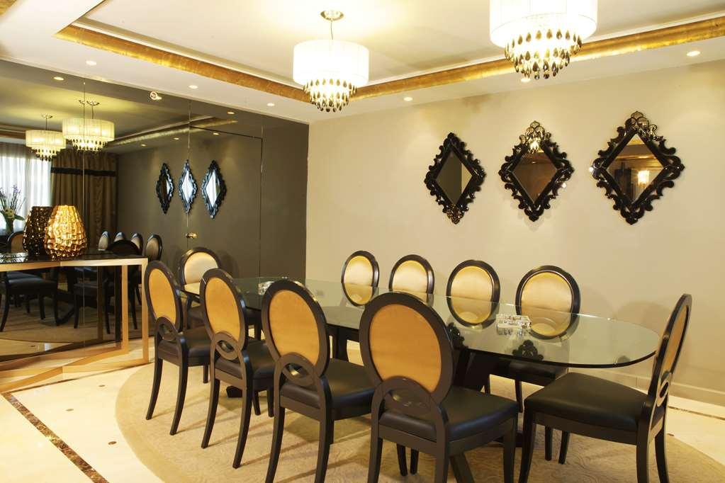Hotel Farah Casablanca Zimmer foto A dining room