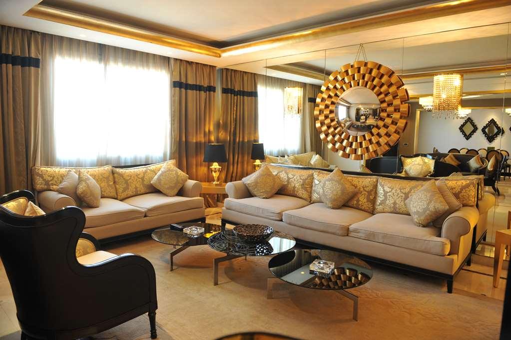 Hotel Farah Casablanca Zimmer foto A living room
