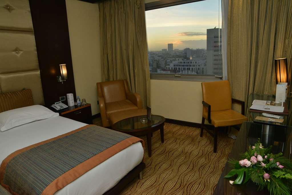 Hotel Farah Casablanca Zimmer foto A room at the hotel