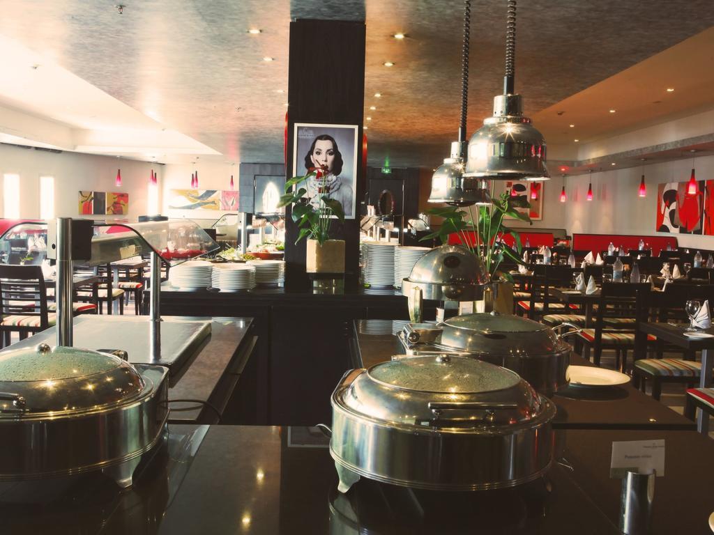 Hotel Farah Casablanca Exterior foto The interior of a typical buffet restaurant
