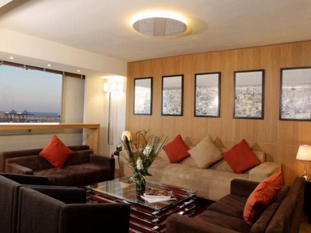 Hotel Farah Casablanca Exterior foto The lounge at the airport