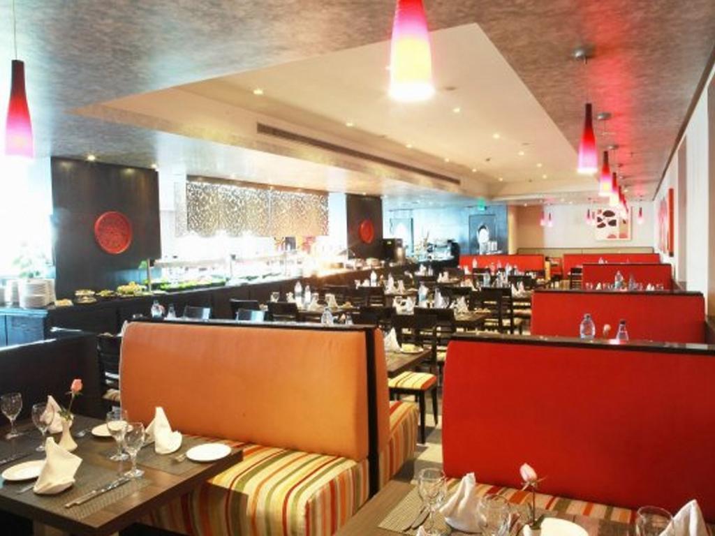 Hotel Farah Casablanca Exterior foto The interior of a typical buffet restaurant