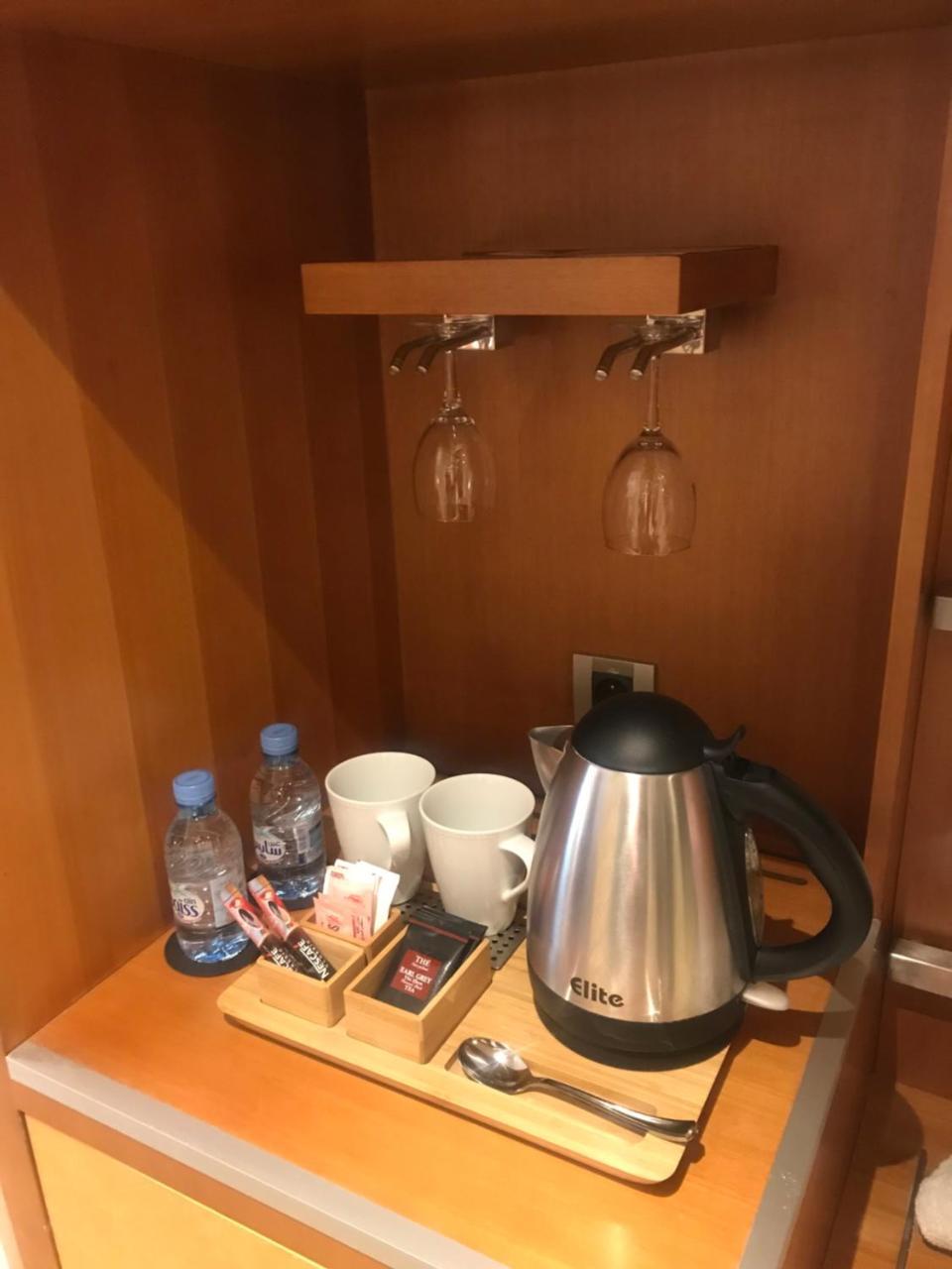 Hotel Farah Casablanca Exterior foto A kettle in a hotel room